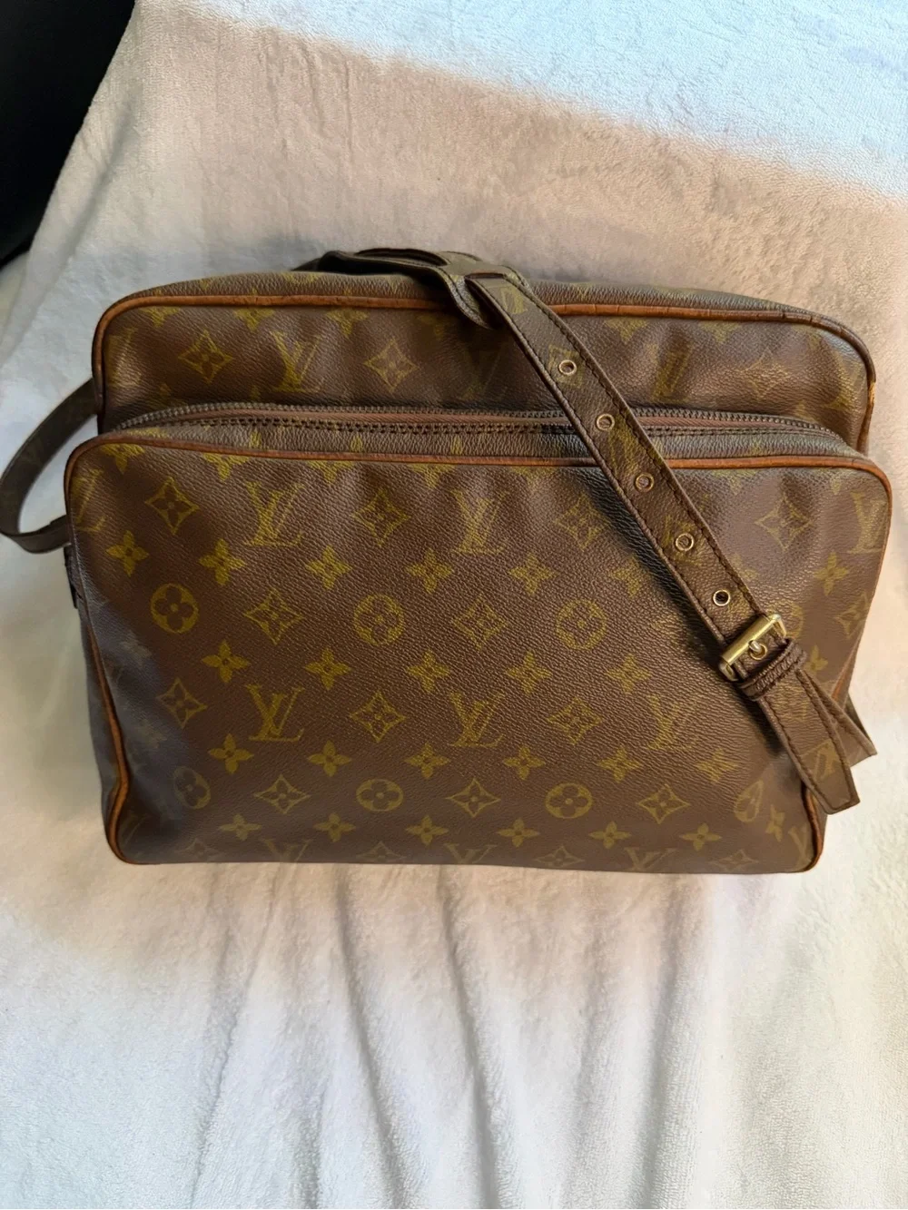 💕Louis Vuitton Nile messenger Monogram  GM bag